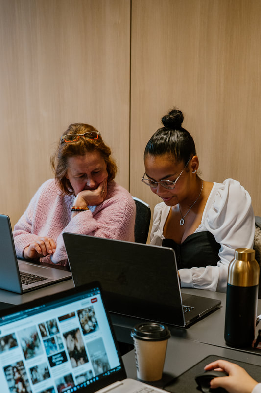 Participantes travaillant leurs moodboards pendant la formation